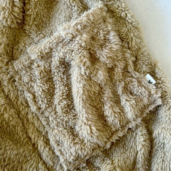 Koolaburra by Ugg cozy Sherpa vest. - Picture 4 of 5